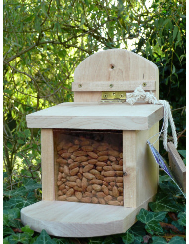 Egern foderautomat wildlife world